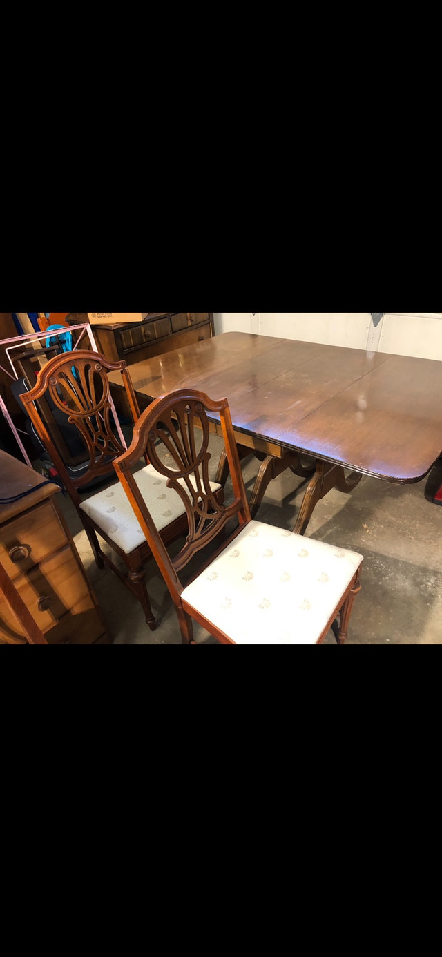 Antique Dining Room Table & Chairs  in Dining Tables & Sets in Edmonton - Image 2