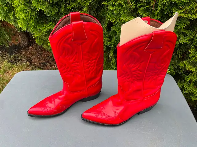 Cowboy Boots Womens size 9.  New.  Guess Brand in Women's - Shoes in Edmonton - Image 9