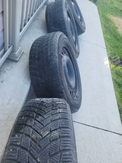 Michelin snow tire and rims good condition. Chrysler 200 used tire. Bolton pattern 5×114.3mm,and tpm...
