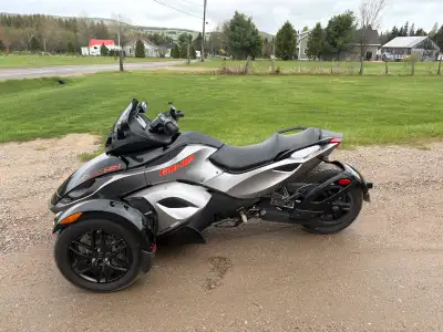 Spyder très propre et bien entretenu courroie changer à 64000 km pneu arrière changer l’été passé pn...