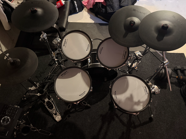 ROLAND VAD-307 ELECTRONIC DRUM SET W/ PEARL H-2000 HI HAT STAND in Drums & Percussion in Kawartha Lakes - Image 5