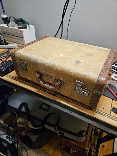 Pedal board, vintage tweed case and power supply, View more