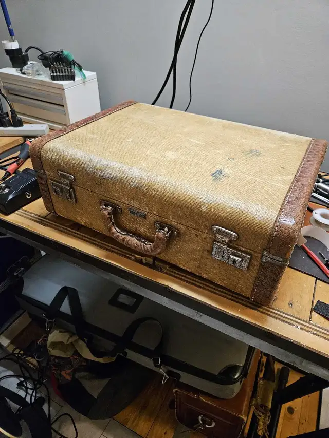 Pedal board, vintage tweed case and power supply in Amps & Pedals in Ottawa - Image 2