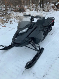 2022 skidoo renegade 850 **only 13.5 Kms!!