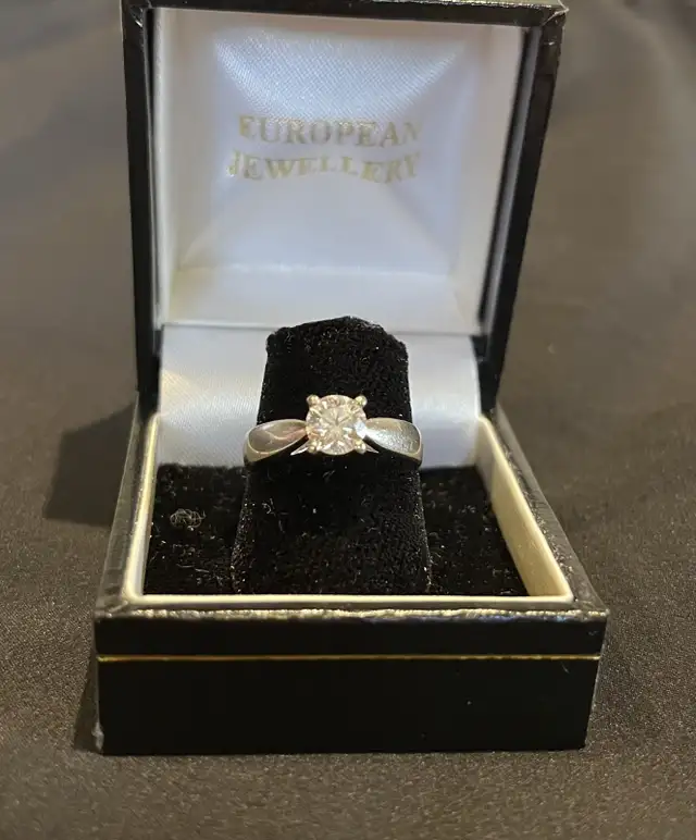 Diamond engagement ring64335578149122123