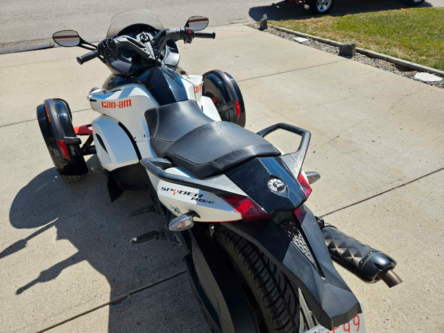 2014 CAN-AM SPYDER RSS WITH LOW km'sKM'S in Street, Cruisers & Choppers in Calgary - Image 2