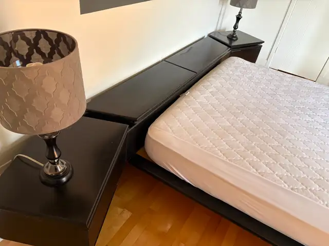 Base et tête de lit in Beds & Mattresses in City of Montréal - Image 3
