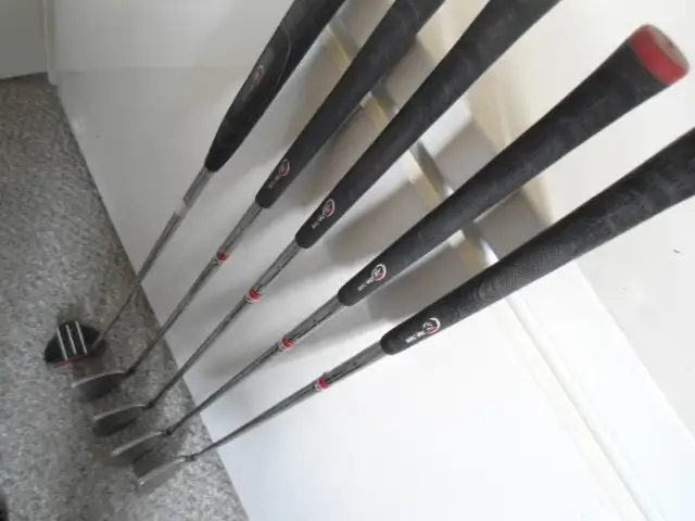 TOP FLITE TOUR EDITION RIGHT HANDED IRONS AND PUTTER in Golf in Sudbury - Image 2