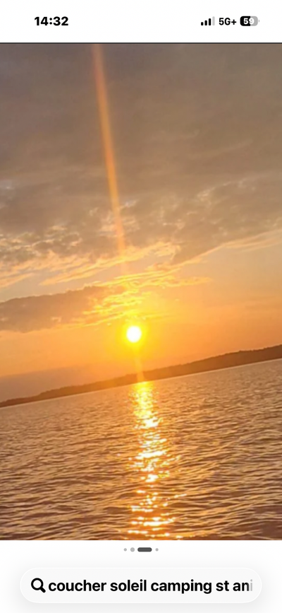 Roulotte située au camping Saint-Anicet sur le bord du lac St-Louis. Observez les magnifiques couche...