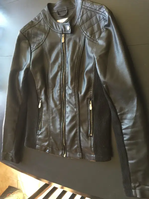 Manteau printemps ou automne femme grandeur medium presque neuf in Women's - Tops & Outerwear in Laval / North Shore - Image 3