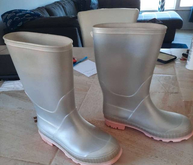 Girls Size 1 Rubber Boots.  in Kids & Youth in Kingston - Image 2