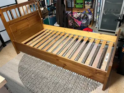 Lit simple en bois franc / Single bed hardwood, View more