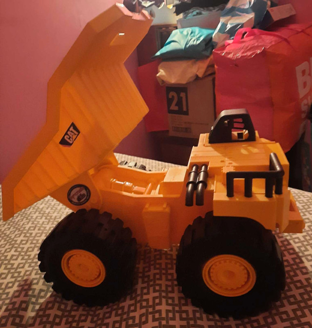 Large Syncrude Caterpillar Truck. This is in New condition  in Toys in Brockville - Image 2