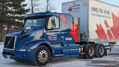 2022 Volvo VNR ONLY 78,000 Kms!!! D11 Engine - 425 HP 12 Speed Automatic transmission Mid-roof Excel...