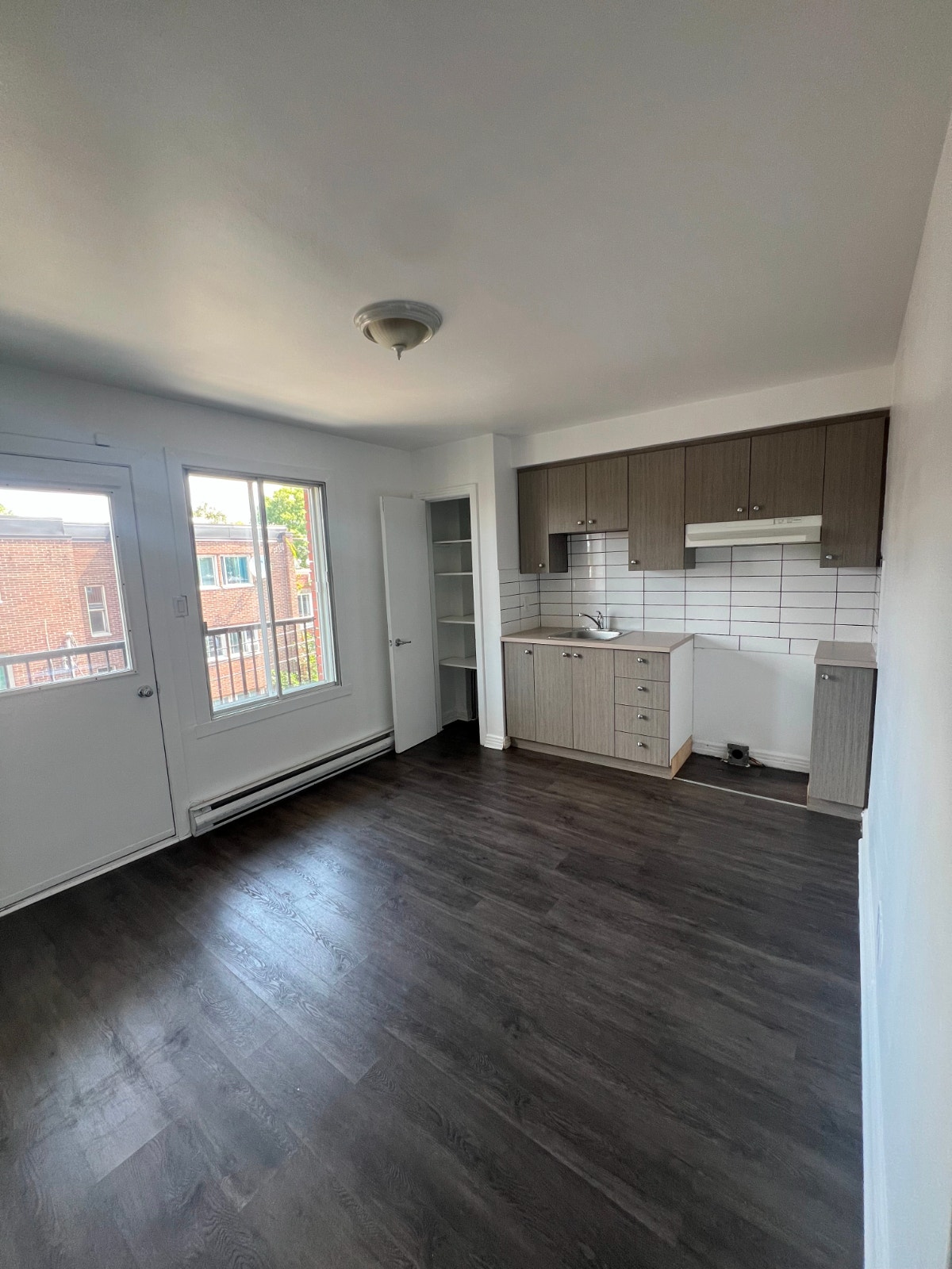 Grand 3 1/2 Jarry/ Delorimier — photo 3