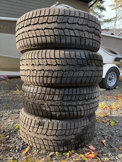 Grandeur 235/50R20 104V. Utilisés un hiver seulement, environ 6000 km. J’ai changé de voiture et ils...