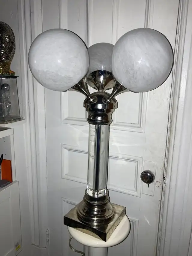 Retro Chrome and Glass Table Lamp with 3 Globes - $270 Cash Only in Indoor Lighting & Fans in City of Montréal - Image 6