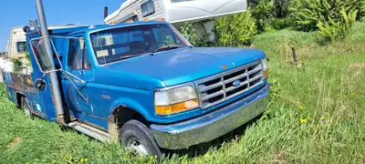 189000 kms truck Ford Superduty , with deck, manual, lockers, gasoline, dually.