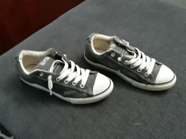 Converse All Stars - Size 6 in Kids & Youth in City of Toronto - Image 3