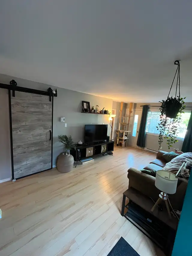 $1400/mo 3 1/2 + 1 office apartment in Long Term Rentals in City of Montréal - Image 2