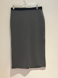  Black and white woman’s skirt size medium ⬇️