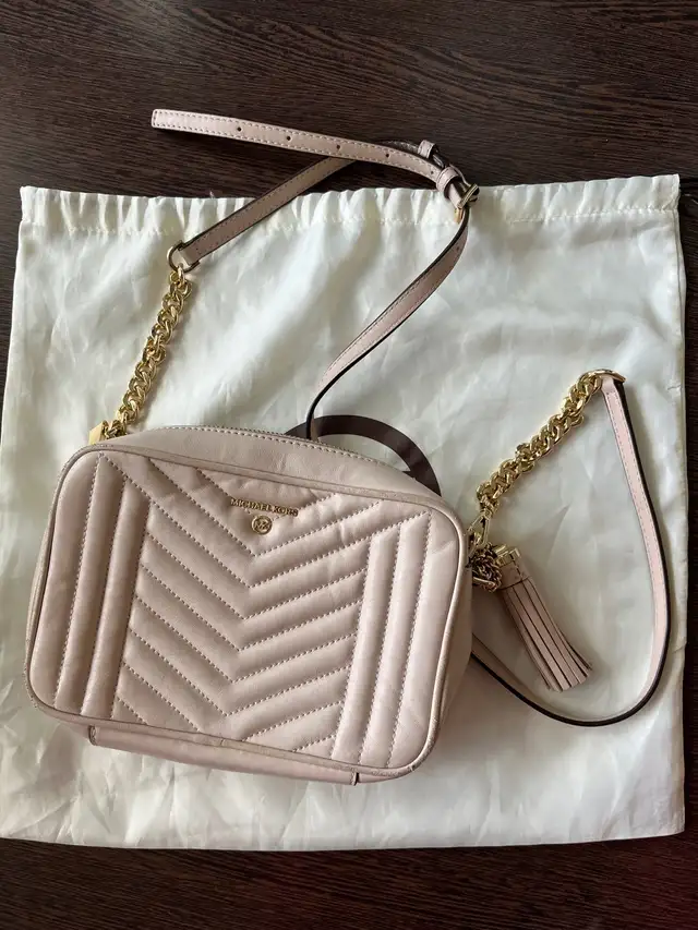 Michael Kors Pink Camera Crossbody Bag in Women's - Bags & Wallets in City of Toronto - Image 2