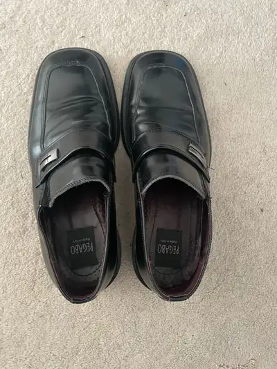Step out in style with these Pegabo size 42 (9) black dress shoes, crafted in Italy. These shoes hav...