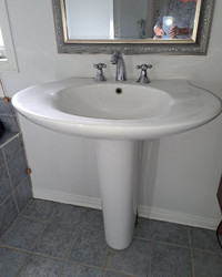 Pedestal sink with faucet - lavabo sur pied avec robinetterie