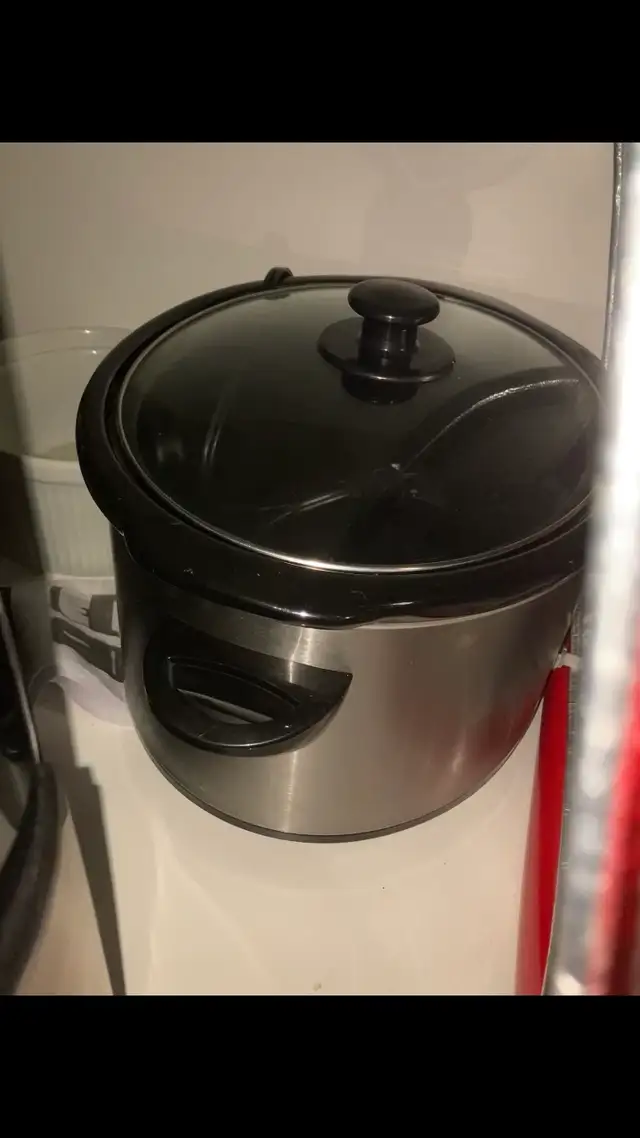 Almost new pressure cooker474569355276462080