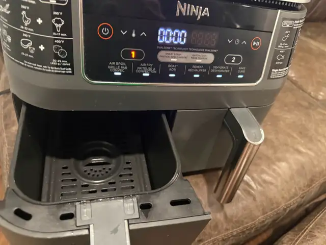 Ninja Dual Zone Air Fryer – Excellent Condition in Microwaves & Cookers in Oakville / Halton Region - Image 4