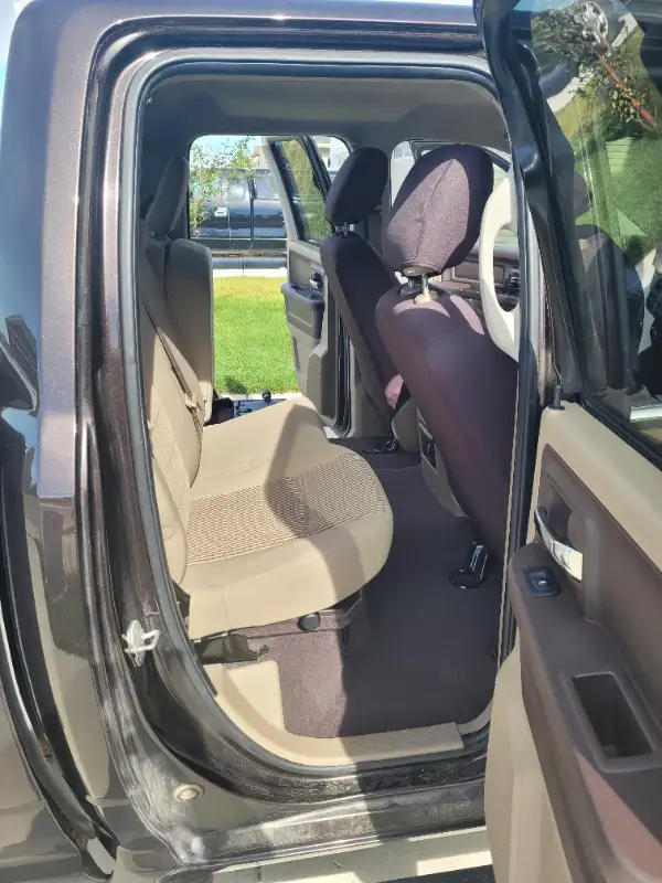 2011 Dodge Ram 1500 4x4 SLT Quad Cab MINT INTERIOR in Cars & Trucks in Calgary - Image 5