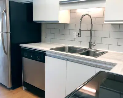 FOR RENT - Large Condo 3 1/2 - 6th floor *appliances included*