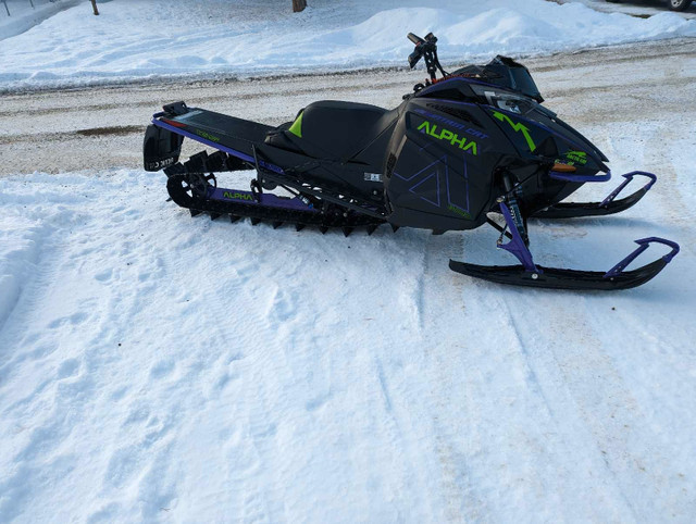 Arctic Cat M8000 alpha low kms! in Snowmobiles in Whitehorse - Image 2