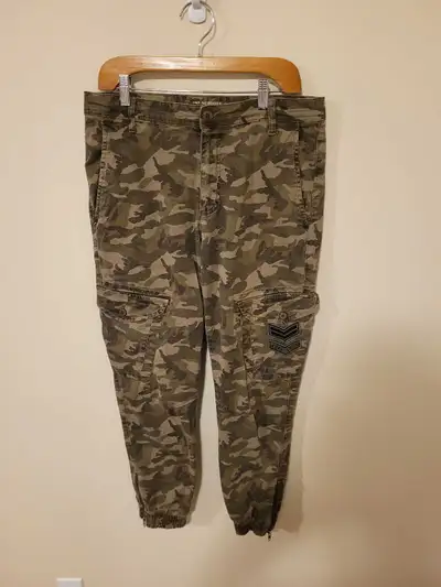 Vintage 1968 Loft The Original Slim Fit Men's Camo Cargo Pants, View more