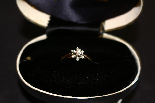 Flower shape setting Diamond and gold ring in Jewellery & Watches in Kingston - Image 2