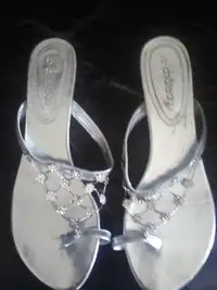 Selling le chataeu sandals asking 10