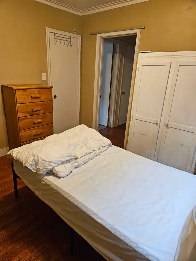 Furnished room in 3bdrm apt, main floor, small apt building