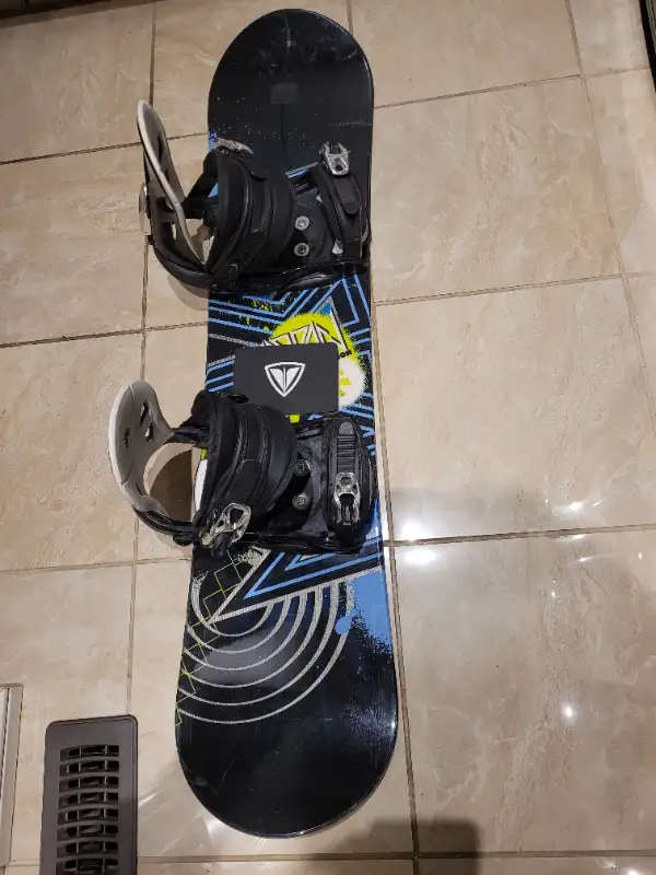 Morrow  snowboard 105 cm with Firefly  bindings in Snowboard in Calgary - Image 2