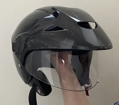 Casque de moto, 1 seul propriétaire, propre, non fumeur, grandeur small. Visière 3/4. Aucune offre r...