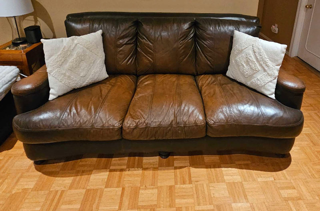 Brown Leather Sofa dans Sofas et futons  à Ville de Montréal - Image 2