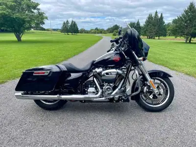 Experience the open road with this stunning, pre-owned 2019 Harley-Davidson Electra Glide Standard,...