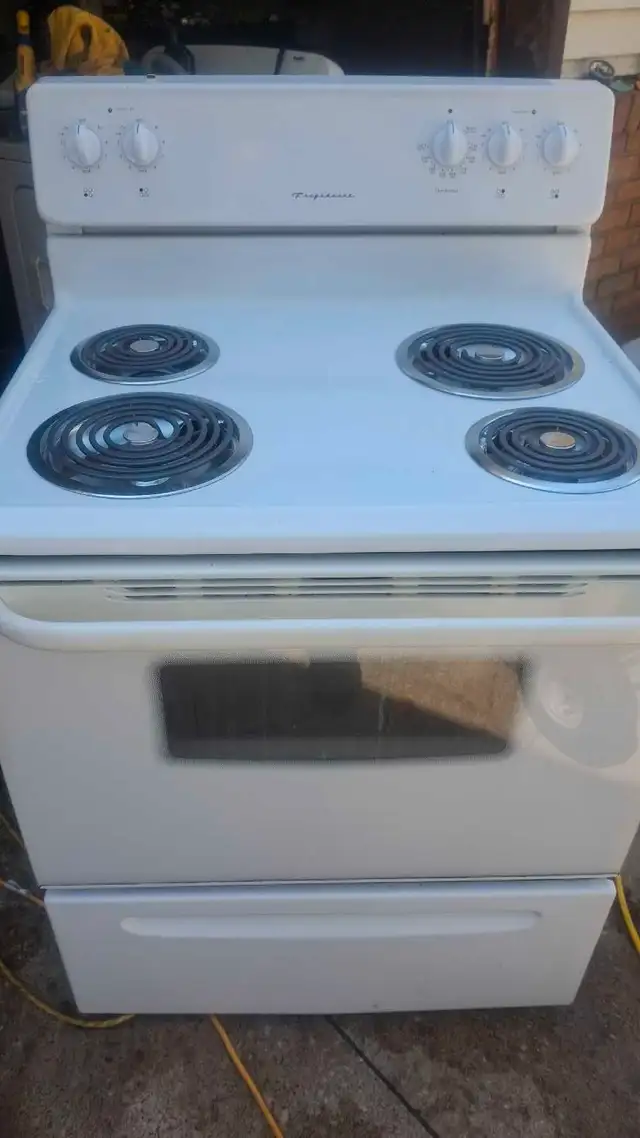 FRIGIDAIRE  ELECTRIC STOVE VERY CLEAN62863278723458124