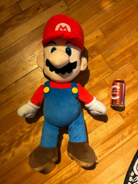 Mario Bros large stuffed plush / toutou en peluche
