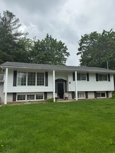 3 Bed 1 Bath Massive House for Rent (upper)
