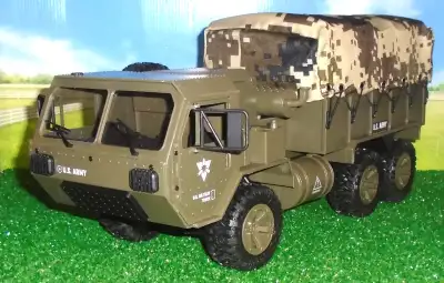 Modèle Oshkosh...De ma collection...Camion d'armée téléguidé flambant neuf dans boîte...Avec bâche.....