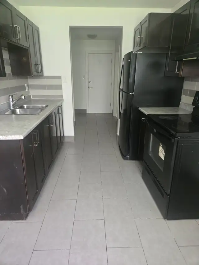 1 Bedroom suite Balcony, walk to U of A and White ave