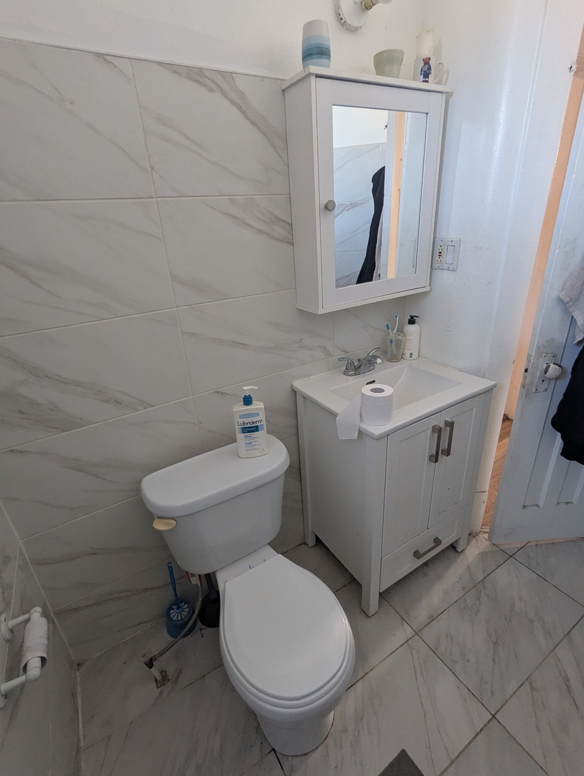 4 Beds 1 Bath ApartmentCA$650 / Month — photo 3