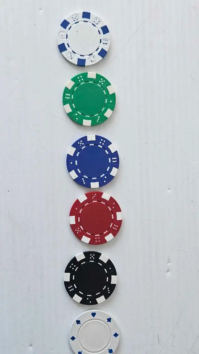 Poker Chips 450- Count Unmarked  in Hobbies & Crafts in City of Montréal - Image 4