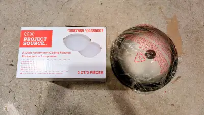 2 Ceiling Light Fixtures / 2 Luminaires De Plafond, View more