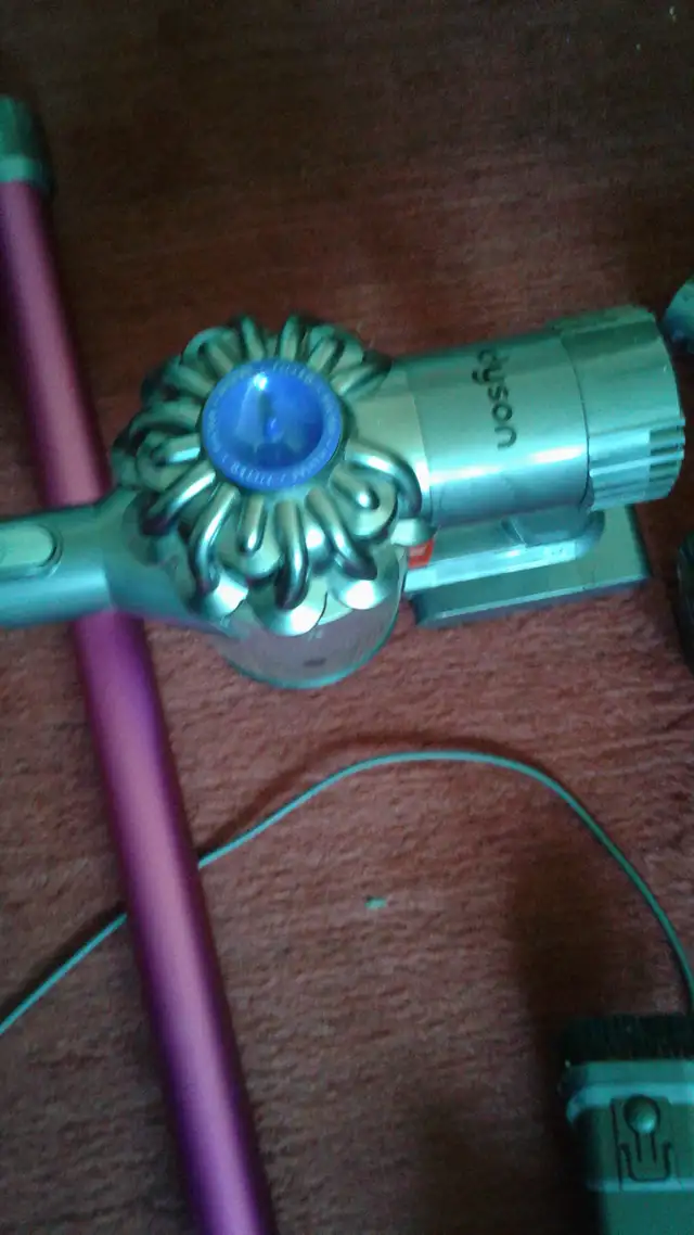 DYSON CORDLESS VACUUM CLEANER in Vacuums in City of Toronto - Image 3